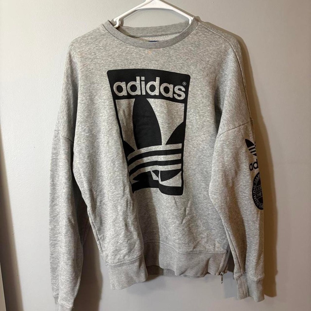 gray adidas‎ crewneck